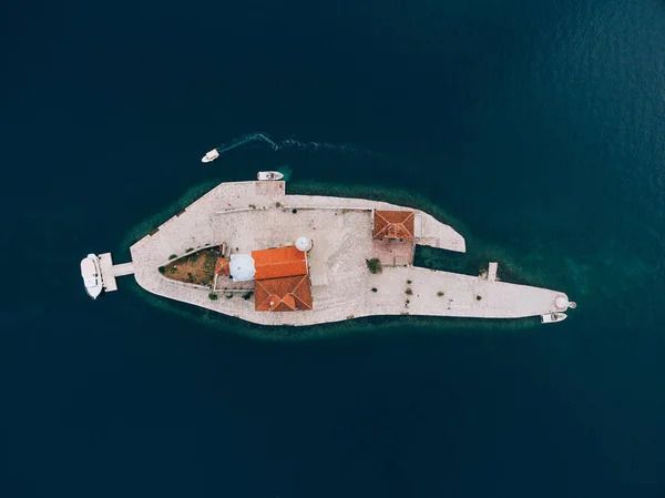 La isla de Gospa od Skrpjela, Kotor Bay, Montenegro. Aeronáutica — Foto de Stock