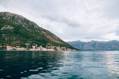 Eski şehir, Perast Kotor Koyu'ndaki, Karadağ kıyısında. İnci