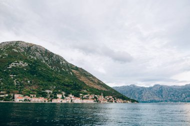 Eski şehir, Perast Kotor Koyu'ndaki, Karadağ kıyısında. İnci