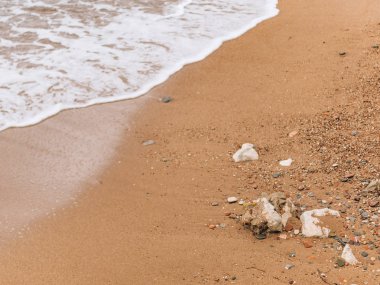 Sandy beach ve dalgalar, yakın çekim. Kum ve su doku. PICT