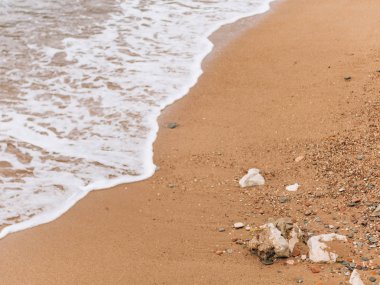 Sandy beach ve dalgalar, yakın çekim. Kum ve su doku. PICT