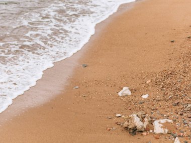 Sandy beach ve dalgalar, yakın çekim. Kum ve su doku. PICT