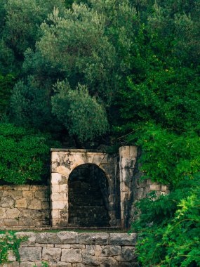 Adanın önünde park Sveti Stefan bölge. M