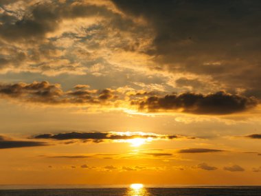 Günbatımı denize. Adriyatik Denizi üzerinde gün batımı. Güneş'e oturmak yapmak