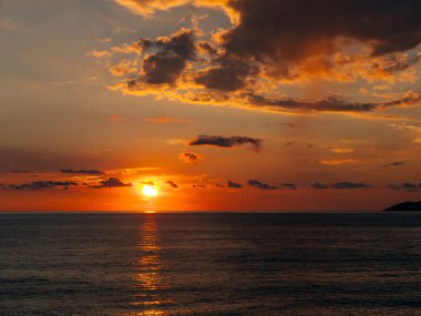 Günbatımı denize. Adriyatik Denizi üzerinde gün batımı. Güneş'e oturmak yapmak