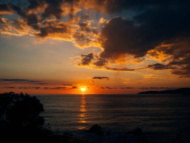 Günbatımı denize. Adriyatik Denizi üzerinde gün batımı. Güneş'e oturmak yapmak