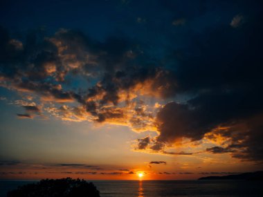 Günbatımı denize. Adriyatik Denizi üzerinde gün batımı. Güneş'e oturmak yapmak