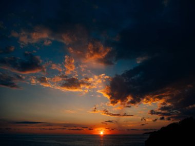 Günbatımı denize. Adriyatik Denizi üzerinde gün batımı. Güneş'e oturmak yapmak