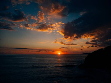 Günbatımı denize. Adriyatik Denizi üzerinde gün batımı. Güneş'e oturmak yapmak