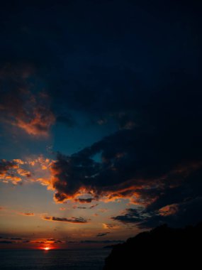 Günbatımı denize. Adriyatik Denizi üzerinde gün batımı. Güneş'e oturmak yapmak