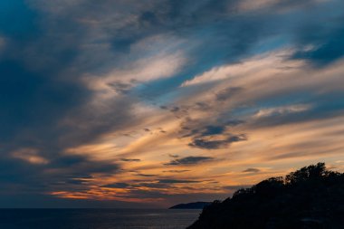 Günbatımı denize. Adriyatik Denizi üzerinde gün batımı. Güneş'e oturmak yapmak