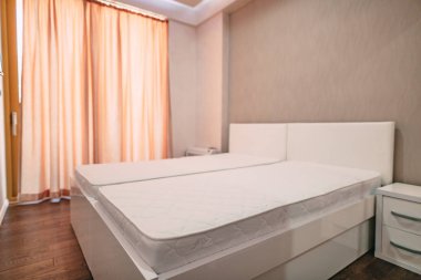 Yatak odasında daire. Yatak, dolap, t başucu masaları