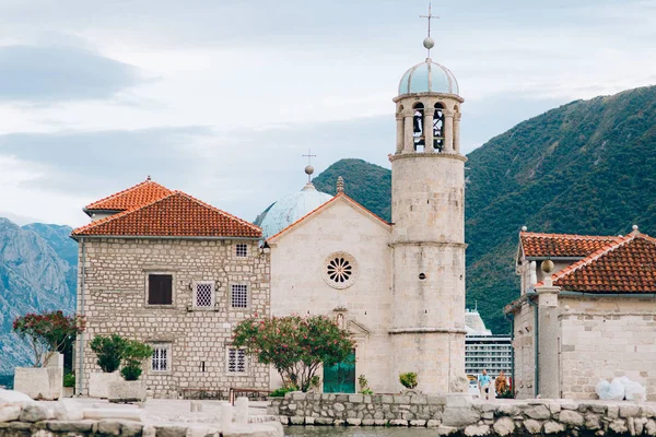 La isla de Gospa od Skrpjela, Kotor Bay, Montenegro . — Foto de Stock