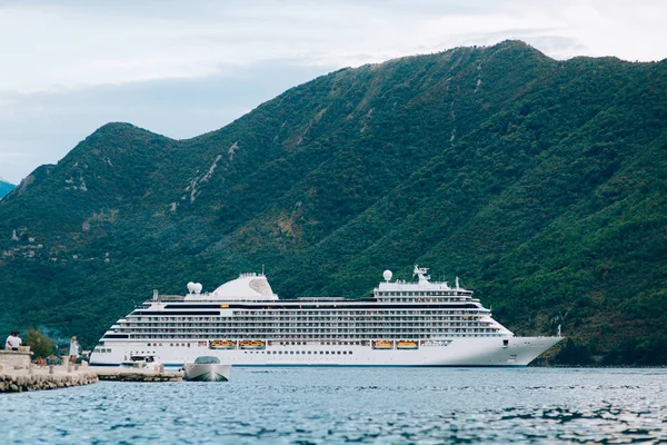 Enorme crucero en la bahía de Kotor en Montenegro. Una hermosa — Foto de Stock