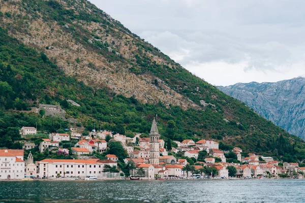 El casco antiguo de Perast en la orilla de la bahía de Kotor, Montenegro. Th —  Fotos de Stock