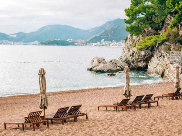 Tempat tidur matahari dan payung di pantai. Pantai Montenegro dari — Stok Foto