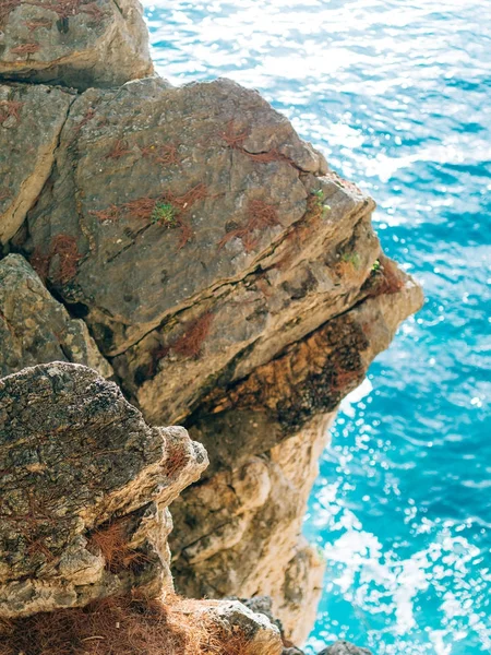 Rocas en el mar en Montenegro. Costa rocosa. Playa salvaje. Dangero — Foto de Stock