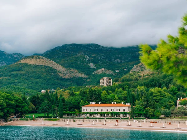 公園、内装のヴィラで、ビーチ クイーン。モンテネグロのスベティ ・ ステファン島の近く. — ストック写真
