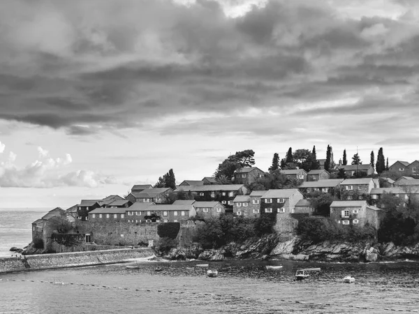 Ilha de Sveti Stefan, foto em preto e branco. Montenegro, o A — Fotografia de Stock