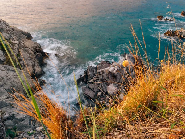 Felsen am Meer in Montenegro. felsige Küste. Wilder Strand. Gefährlich — Stockfoto