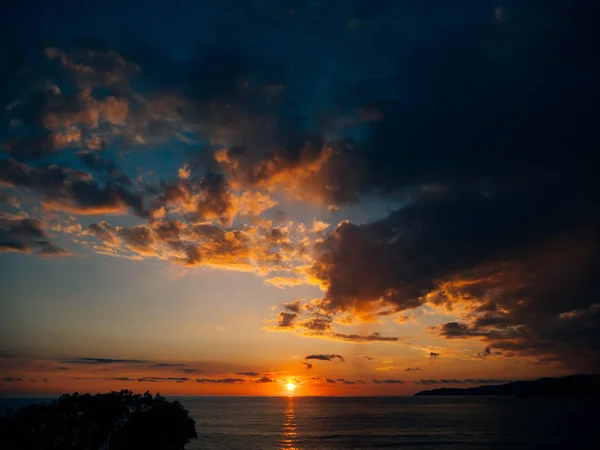 Coucher de soleil sur la mer. Coucher de soleil sur la mer Adriatique. Soleil pour s'asseoir — Photo