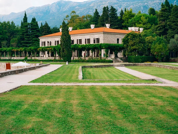 El parque Milocer, Villa, playa Reina. Cerca de la isla de Sveti Stefan en Montenegro . — Foto de Stock