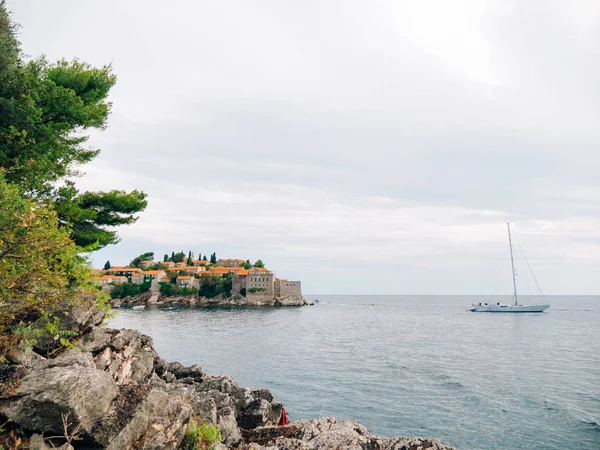 Sziget Sveti Stefan közelről a naplemente. Montenegró, az Adria — Stock Fotó