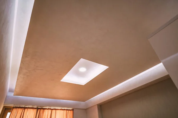 Tavan streç. Daire tasarımı. Yenilenmiş apa