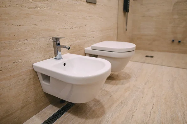 Het toilet in de badkamer. Het interieur van een badkamer in de ap — Stockfoto