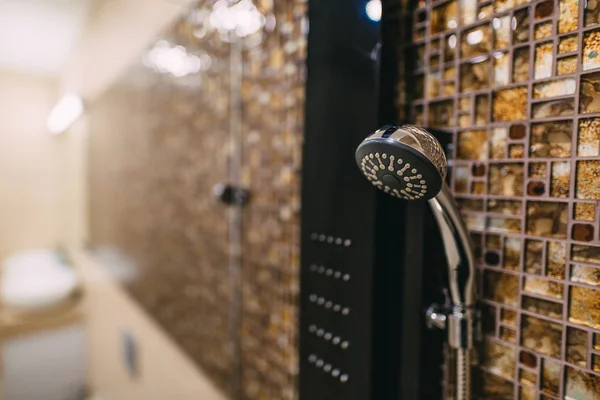 Cabezal de ducha en el baño — Foto de Stock