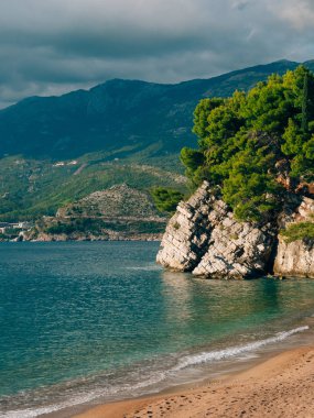 Karadağ'daki deniz buzlu. Kayalık sahil. Vahşi plaj. Dangero