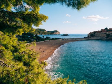Sveti Stefan Adası günbatımında kapatın. Karadağ, Adria