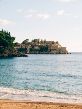 Sveti Stefan Adası günbatımında kapatın. Karadağ, Adria