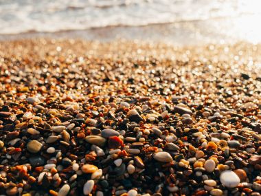 Çakıl plaj. Doku deniz kıyı. Adriyatik Denizi