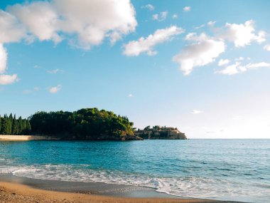 Sveti Stefan Adası günbatımında kapatın. Karadağ, Adria