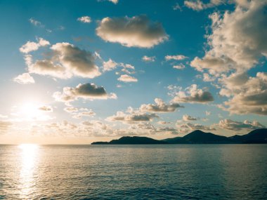 Günbatımı denize. Adriyatik Denizi üzerinde gün batımı. Güneş'e oturmak yapmak