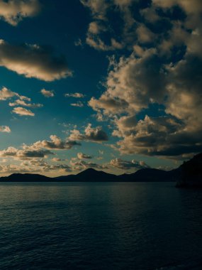 Günbatımı denize. Adriyatik Denizi üzerinde gün batımı. Güneş'e oturmak yapmak