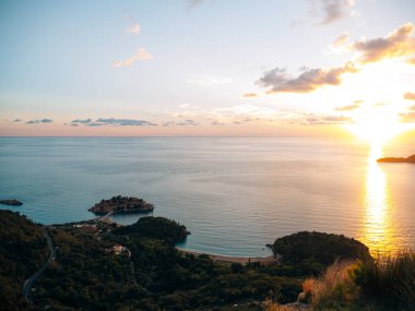 Sveti Stefan Adası günbatımında kapatın. Karadağ, Adria