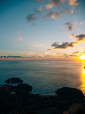 Sveti Stefan Adası günbatımında kapatın. Karadağ, Adria