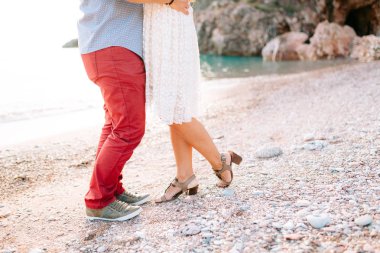 Sahilde yeni evliler. Bacaklar yakın çekim