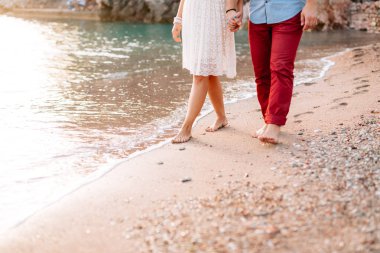 Sahilde yeni evliler. Bacaklar yakın çekim