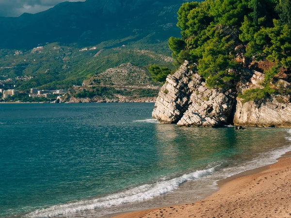 Kameny na břehu moře v Černé hoře. Skalnaté pobřeží. Divoké pláže. Nebez — Stock fotografie