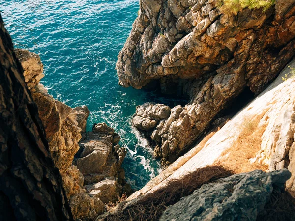 Rocas en el mar en Montenegro. Costa rocosa. Playa salvaje. Dangero — Foto de Stock