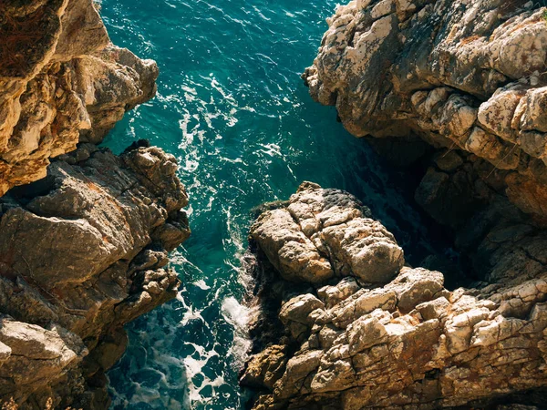 Rocas en el mar en Montenegro. Costa rocosa. Playa salvaje. Dangero — Foto de Stock