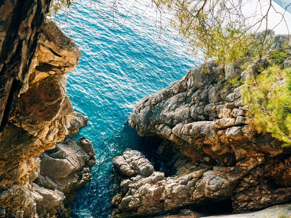 Pedras no mar em Montenegro. Costa rochosa. Praia selvagem. Dangero. — Fotografia de Stock