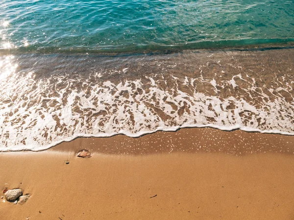 Playa de arena y olas, primer plano. Textura de arena y agua. Pict. — Foto de Stock