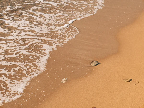 Praia de areia e ondas, close-up. Textura de areia e água. Pict. — Fotografia de Stock