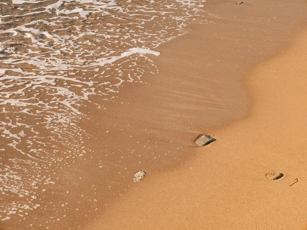 Praia de areia e ondas, close-up. Textura de areia e água. Pict. — Fotografia de Stock