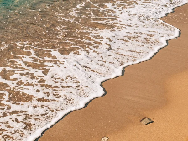 Praia de areia e ondas, close-up. Textura de areia e água. Pict. — Fotografia de Stock