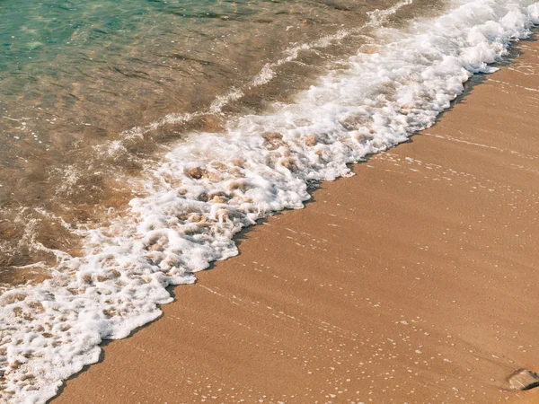 Praia de areia e ondas, close-up. Textura de areia e água. Pict. — Fotografia de Stock